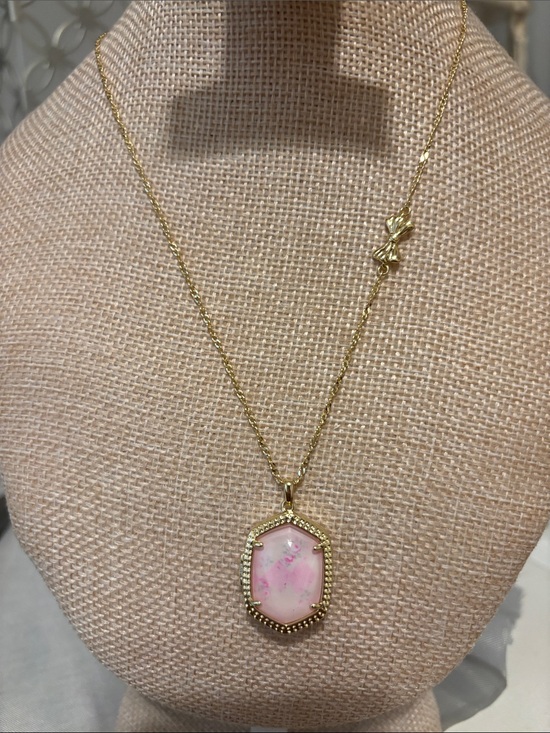 Kendra Scott Jewelry - Gold Pink Stone Pendant Necklace
